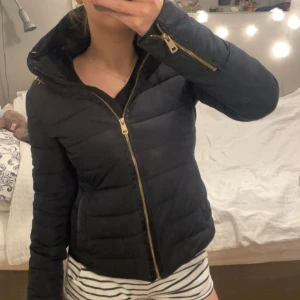 Marinblå jacka från Zara - Säljer en jätte mysig mörkblå vinterjacka från Zara i storlek S. Den är fluffig runt nacken och dragkedja i guld. Perfekt för vintern och snygg form😇skriv om du undrar något. Såklart tvättas den innan👍🏻
