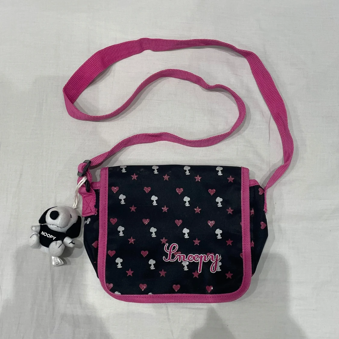 Svart och rosa axelväska med Snobben-motiv💕