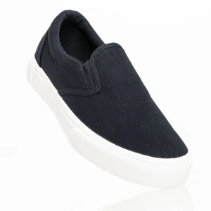 Svarta slip-on sneakers - Snygga och bekväma svarta slip-on sneakers med vit sula. Perfekta för en avslappnad stil och enkla att matcha med olika outfits. De har en klassisk design utan snörning, vilket gör dem lätta att ta på och av. Passar perfekt för vardagsbruk. Endast använd en gång