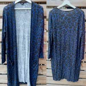 Snygg lång finstickad kofta med fickor - Fin lång kofta i lite tunnare härligt mjukt material. Så snygg på.  stl M med fickor i sidorna. Inte alls mkt anv, så i fint skick. Den är i ”tvättad” look. Tror jag använt den en kort stund och sen har den tyvärr blivit hängandes oanvänd i garderoben. Nypris var 3-400:-