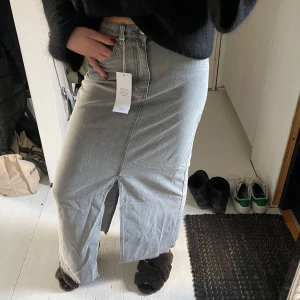 Grå jeanskjol med slits - Helt ny jeanskjol stl 36✌🏼 nypris 499kr