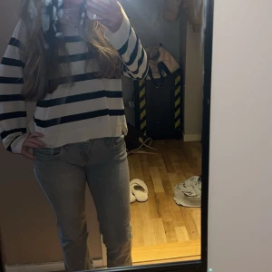 Randig tröja i svart och vit - Säljer en superfin randig tröja i svart och vit. Den har en avslappnad passform och är perfekt för både höst och vår. Tröjan är långärmad och gjord i ett mjukt material som känns skönt mot huden. Perfekt för en casual look! 🖤🤍Från Zara