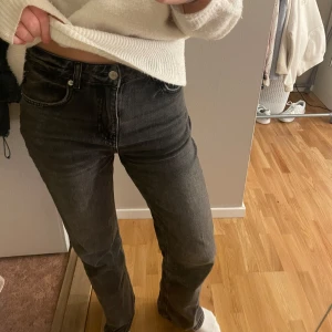 Grå jeans  - Säljer ett grå jeans i normal passform. Perfekta för både vardag och fest! 🖤