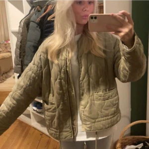 Zara jacka💞 - Skitsnygg jacka från zara som inte säljs längre, köpt utomlands☺️Kan gå ner i pris vid snabbt köp!