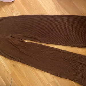 Bruna ribbade byxor från Monki - Säljer ett par bruna ribbade byxor från Monki i storlek XS-S. Byxorna har en loose fit och är perfekta för höst och vinter. Jätteskönt material 