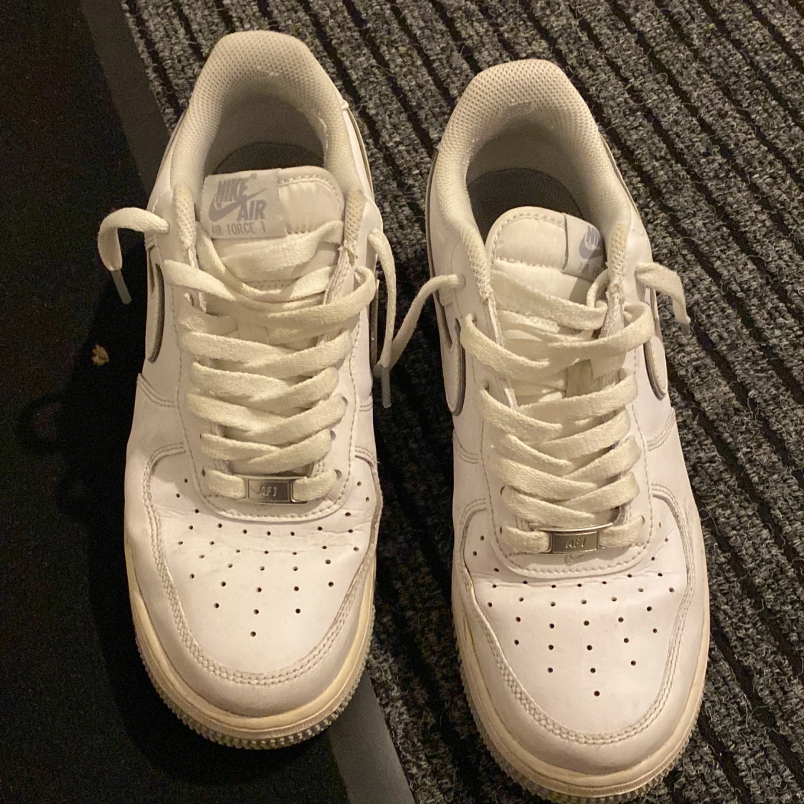 Vit/grå Nike Air Force sneakers - 90