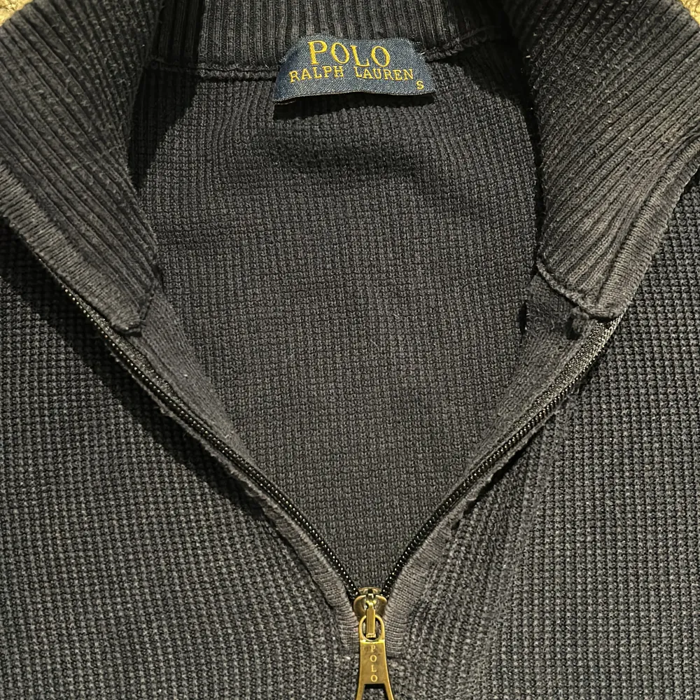 Säljer en snygg mörkblå tröja från Ralph Lauren med dragkedja och klassisk krage. Den har en liten röd logga på bröstet och är i mycket bra skick. Perfekt för både höst och vår! Storlek small. Är 182 och kan ha på mig den. Priset går att diskutera.. Tröjor & Koftor.