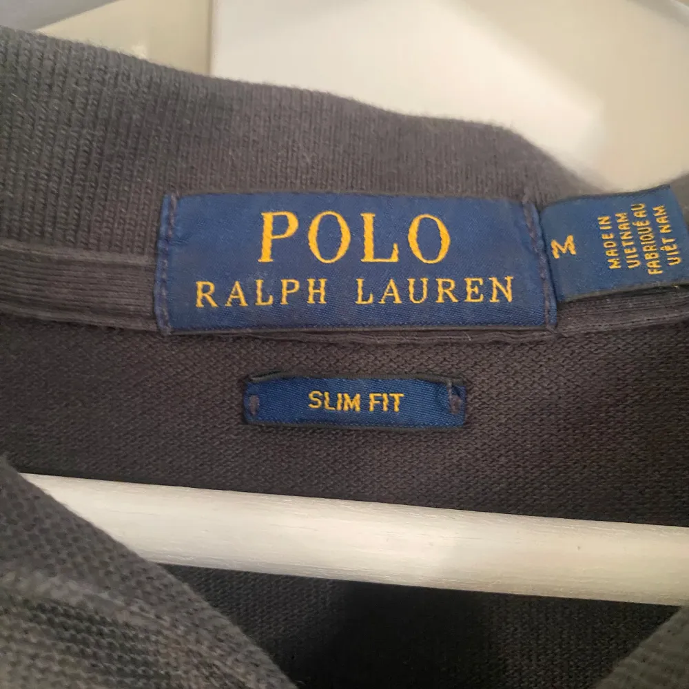 Grå Ralph lauren pike, kan uppfattas lite grå grön i vissa ljus, pris kan diskuteras, Kan skicka fler bilder om efterfrågas.. T-shirts.