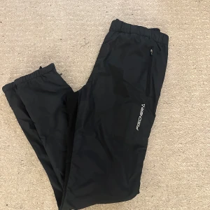 Svarta träningsbyxor från Fischer - Säljer ett par svarta träningsbyxor från Fischer, perfekt att träna med ute. Jättefint skick. Storlek:S!! Pris kan diskuteras💗🫶🏼