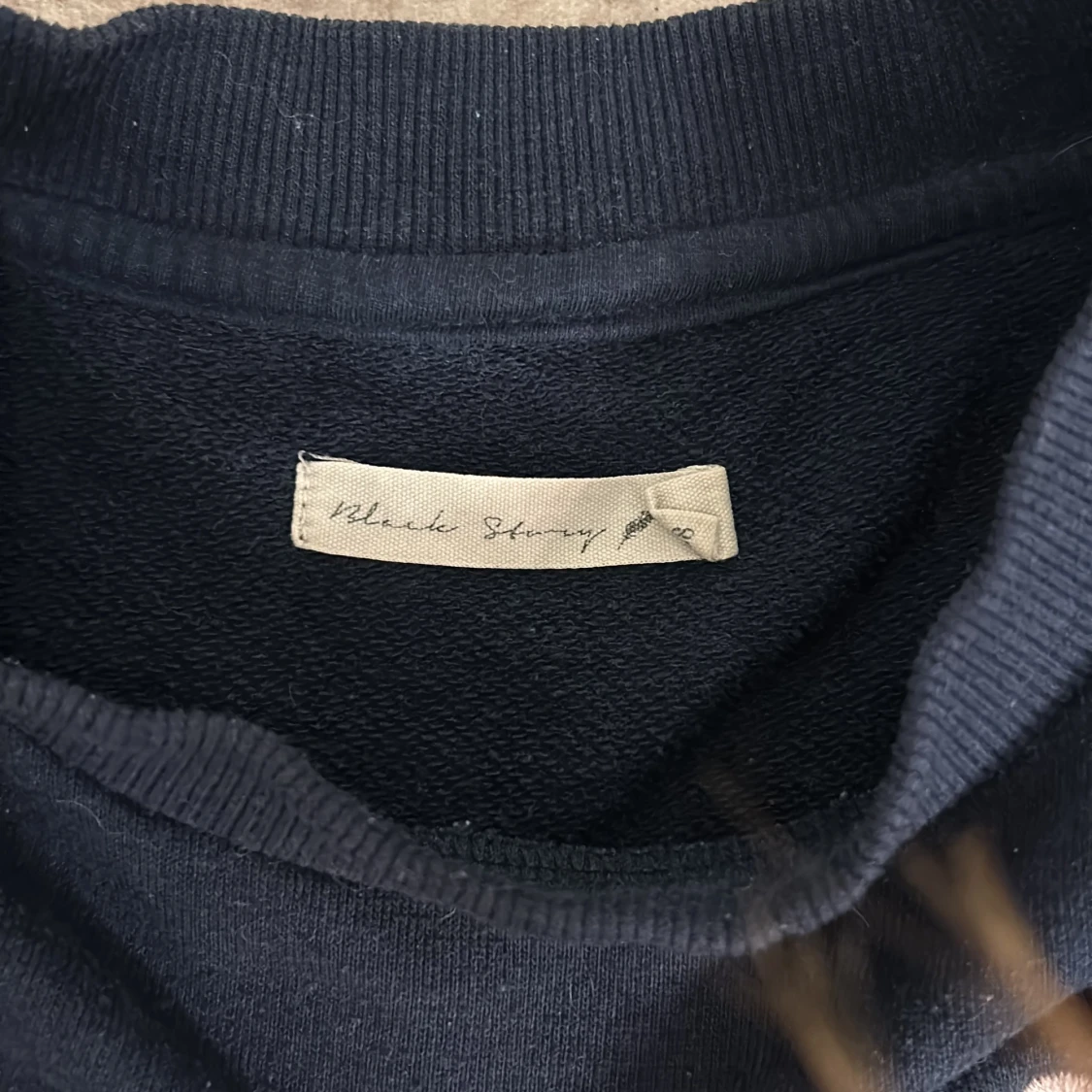 Mörkblå tröja med blommig broderi - 91