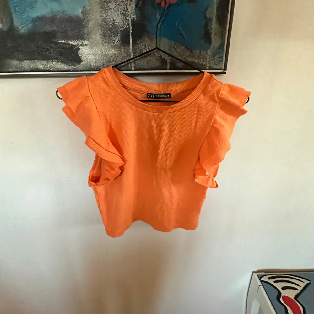 Orange topp från Zara. Knappt använd! Storlek M. Toppar.