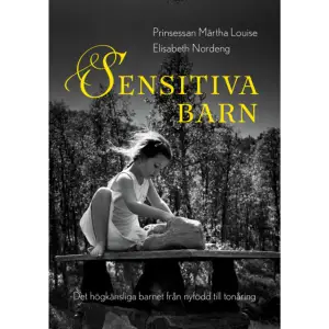 Högkänslighet har inget med diagnoser att göra utan är ett vanligt personlighetsdrag som finns hos ungefär en femtedel av befolkningen. Ändå kan det innebära speciella utmaningar att vara högkänslig, delvis beroende på att man är lite annorlunda än flertalet.Högkänsliga barn känner och tänker mycket och djupt. De lägger märke till subtila nyanser och blir lätt överstimulerade av mycket intryck. En del högkänsliga barn uppfattas som blyga fast de egentligen bara observerar i tystnad, förbereder sig eller hämtar ny kraft. Att se dessa barns behov – i hemmet, förskolan eller skolan – kan betyda mycket för deras speciella förmåga att ta tillvara små, positiva upplevelser i sitt eget inre och använda dem på ett kreativt sätt. Sensitiva barn innehåller flera berättelser om högkänsliga barn och tonåringar, baserade på samtal med barnens föräldrar. Precis som i författarnas tidigare bok Född sensitiv ges många praktiska och kloka råd för vardagen. Boken innehåller också samtal med människor som arbetar med barn, samt med fackpersoner och forskare, bland annat en lång intervju med psykologen och forskaren Michael Pluess som lett flera viktiga studier om högkänsliga barn.     Format Inbunden   Omfång 252 sidor   Språk Svenska   Förlag Egia förlag   Utgivningsdatum 2019-09-25   Medverkande Elisabeth Nordeng   Medverkande Birgitta Karlström   ISBN 9789198403848  