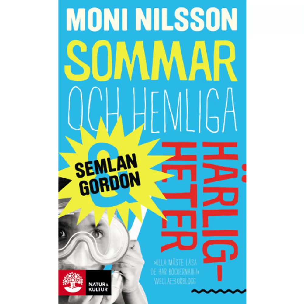 Semlan och Gordon – Sommar och hemliga härligheter är andra delen i Moni Nilssons nya serie för slukaråldern. Till den här boken finns en lärarhandledning.   Det är sommarlov och Semlan och Gordon har bestämt sig. De ska i hemlighet resa till Göteborg och hitta Semlans farfar. Men vägen dit är kantad av äventyrligheter och oväntade komplikationer. Varför var Lino till exempel tvungen att dyka upp just precis när Semlan och Gordon tränade för att ta kyssvärldsrekord och hamna i Guinness Rekordbok? Och sen bara försvinna? Vad var det egentligen han hade velat säga när pappa glömde bort att tala om att han hade ringt? Och vem kunde gissa att Semlan skulle bli förband åt 4U på Ullevi?   Moni Nilsson (född 1955) är en av våra mest älskade barn- och ungdomsboksförfattare. Under sin författarbana, som spänner över nästan 30 år, har hon skrivit inom många olika genrer och för olika åldrar. Sitt stora genombrott fick hon med böckerna om Tsatsiki som översatts till över 20 språk och även har filmatiserats.     Format Pocket   Omfång 147 sidor   Språk Svenska   Förlag Natur & Kultur Allmänlitteratur   Utgivningsdatum 2019-03-16   Medverkande Sara R. Acedo   ISBN 9789127159532  . Böcker.