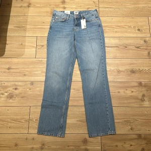 Blåa lågmidjade jeans   - Lager 157, storlek S (W 27”-28”) lågmidjade/mid rise. Helt oanvända, säljer på grund av att de är för små!