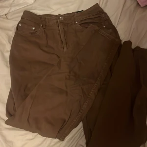Bruna byxor från H&M Divided - Säljer ett par snygga bruna byxor från H&M Divided i storlek 40. 