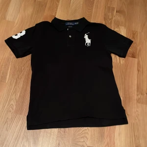 Ralph Lauren Piké  - Tja!                                                                     Säljer en pikétröja👕 från Ralph Lauren 🏇🏻 i storlek xs och som passar dig som är 158-164. Perfekt för en solig dag 🏖️ men även för den kalla vintern.🌨️ Den är i väldigt gott skick och passar både till vardags och fest! ⚜️                                       Hör av er vid minsta fundering 🤔 