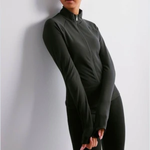 Träningströja med zip up - Säljer nu min tajta zip up träningströja då jag inte använder den längre