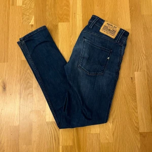 Mörkblå jeans från Replay - Säljer ett par snygga mörkblå jeans från Replay. De har en klassisk femficksdesign och en bekväm passform. Perfekta för både vardag och fest! 🕺Knappast använda OBS! Pris kan diskuteras 