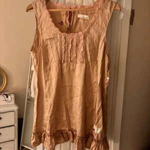 Klänning med spets - Supersöt silkes klänning från odd Molly, använda fåtal gånger.🥰