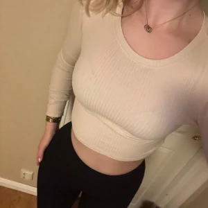 Beige ribbad croppad topp - Säljer en superfin beige ribbad topp som är croppad och har långa ärmar. Den är från monki och är använd någon gång🤎🤍Skriv om du undrar något! 