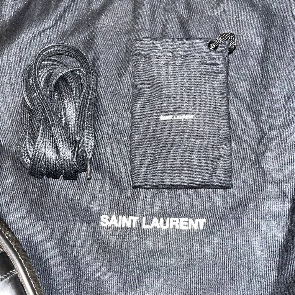 Stilrena svarta sneakers från Saint Laurent i skinn. De är i mycket bra skick. Perfekta för både vardag och fest. Kommer med originalpåse och extra skosnören. Hör av er vid frågor, priset är inte hugget i sten, byten kan vara intressant. 🍁. Kengät.