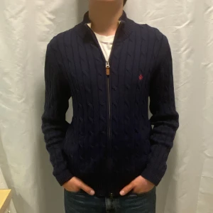 Mörkblå stickad tröja från Morris - Snygg Morris tröja i bra skick