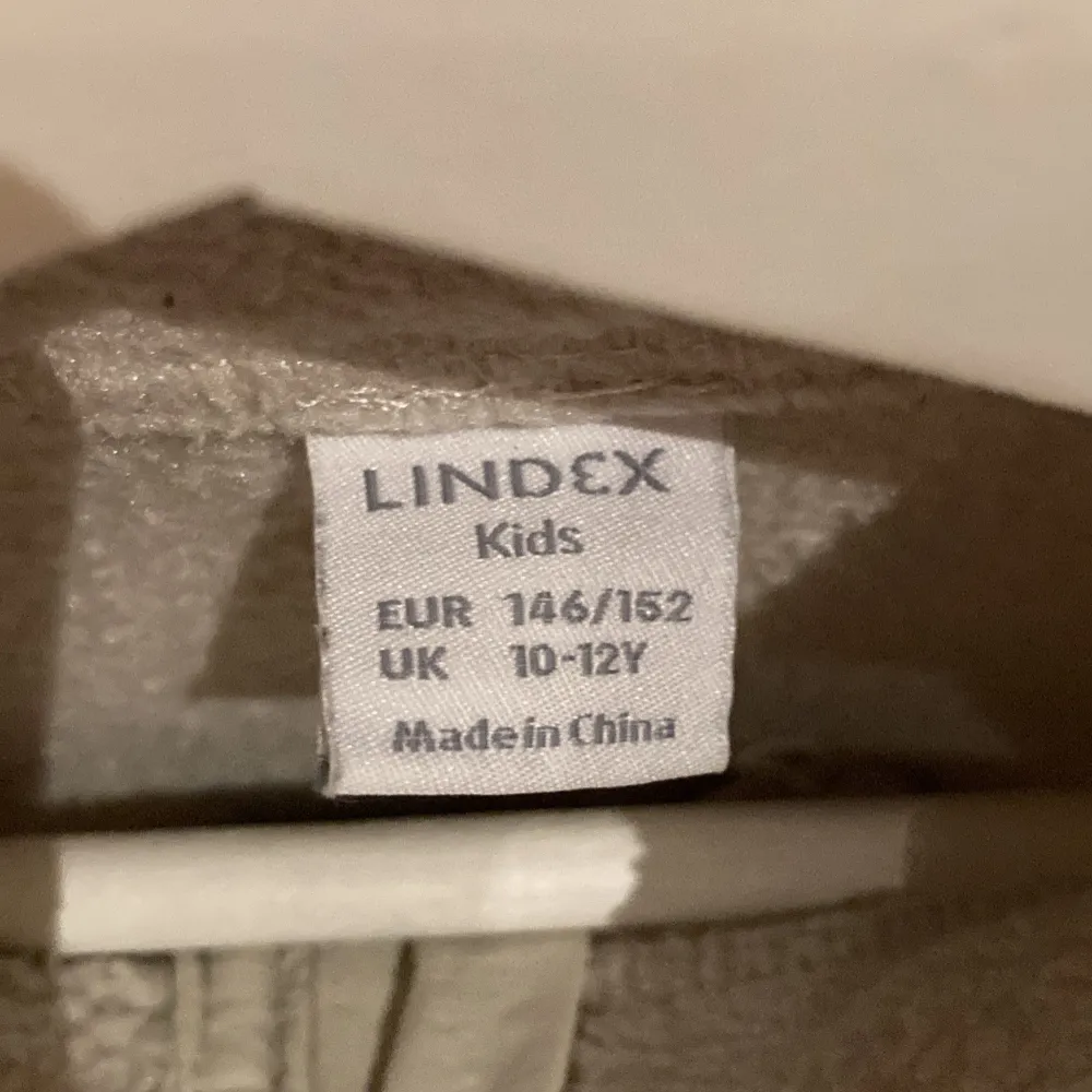 Mysig beige fleece från Lindex för barn i storlek 146/152. Perfekt för kyliga dagar med dragkedja framtill och hög krage för extra värme. Passar bra till både skola och fritid. 🧥. Tröjor & Koftor.