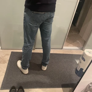 Blå jeans från Guess - Säljer ett par snygga blå jeans från Guess i bra skick. Nypris runt 1500. Storlek 30/32. Säljer för ett mycket bra pris! Kom privat för fler frågor eller bilder🕺🕺