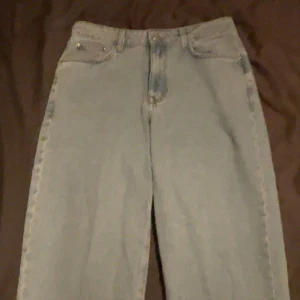 Baggy jeans från ASOS  - Säljer ett par ljusblå baggy jeans. Byxorna är helt oanvända. perfekta för en avslappnad stil och passar till både vardag och fest. Pris kan diskuteras om du vill!