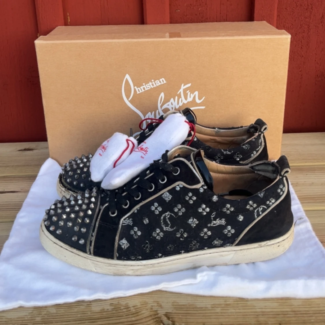 Svarta sneakers med nitar från Christian Louboutin
