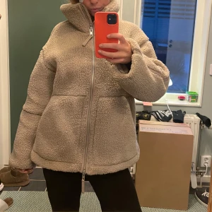 Teddyjacka från Hm - Säljer den populära teddyjackan från H&M❤️Som ny!!