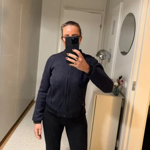 Mörkblå jacka från G-Star Raw - Säljer en snygg och stilren mörkblå jacka från G-Star Raw. Jackan har en dragkedja framtill och är långärmad. Perfekt för höst och vår, med en normal passform som funkar till det mesta. Materialet känns slitstarkt och bekvämt. Passa på att fynda denna mångsidiga jacka!