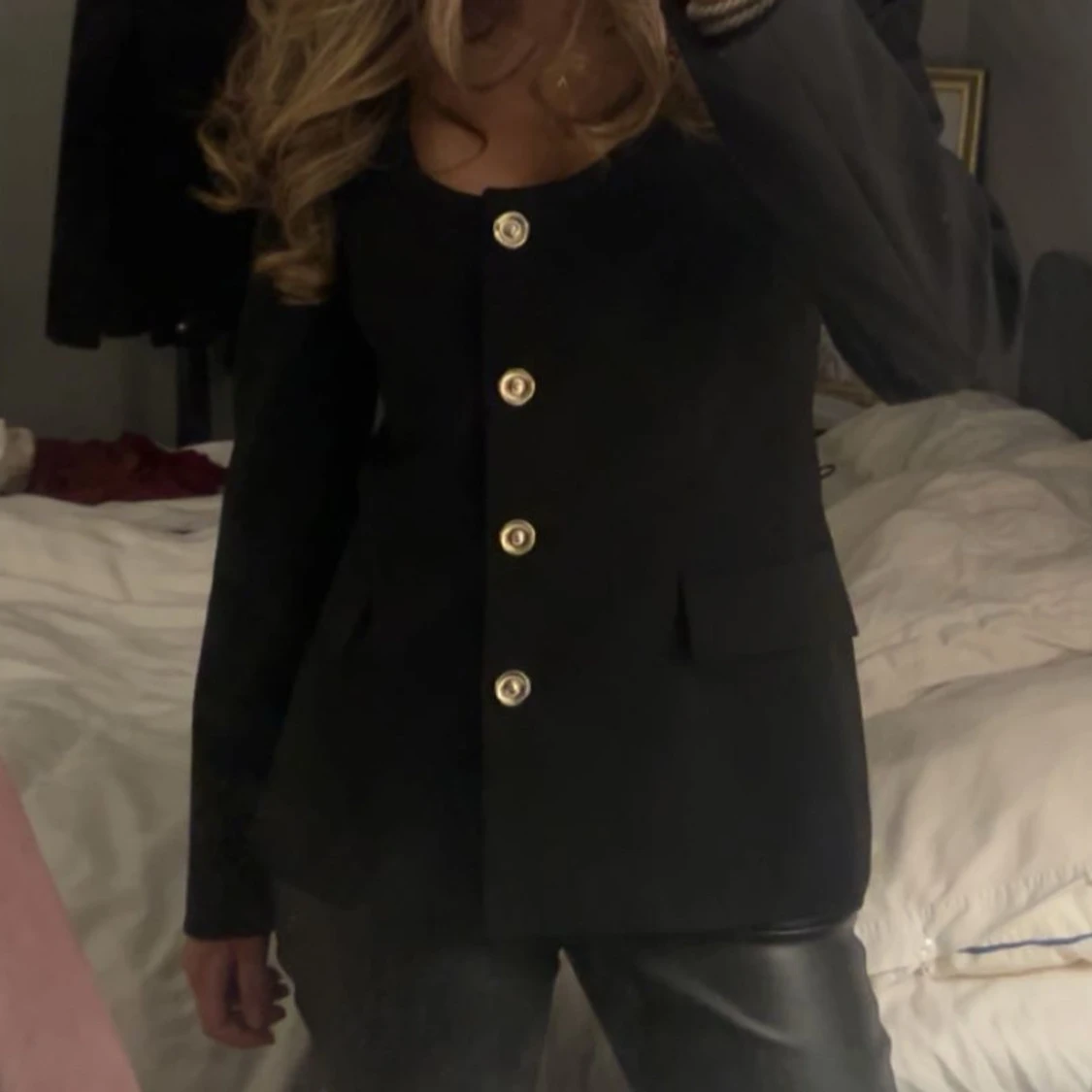 svart kostymtopp med guldknappar