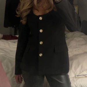 svart kostymtopp med guldknappar - Säljer denna kostymtoppen från zara med guldknappar. Köptes för 800kr❤️❤️