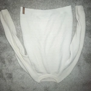 Vit stickad tröja - Mysig vit stickad tröja perfekt för kyliga dagar. Den har långa ärmar och en enkel design som passar till allt. Perfekt för både vardag och mysiga hemmakvällar. 🧶