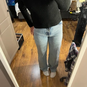 Ljusblå jeans - Säljer ett par ljusblå högmidjade jeans i mycket bra skick och bra kvalitet. Jag är 176 och dem är långa på mig.