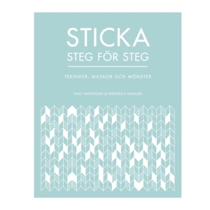 Sticka steg för steg : tekniker, maskor och mönster (inbunden) - Nu kommer den populära Sticka steg för steg i en ny, uppdaterad utgåva. Denna kompletta handbok som innehåller allt från grundläggande lektioner till mer avancerade tekniker för de erfarna stickarna, har en helt ny, snygg layout samt en hel del nya mönster och beskrivningar. Här finns något för alla handarbetare! Sticka steg för steg innehåller ett stort urval av spännande mönster som ger nybörjaren en möjlighet att få praktisera sina nyförvärvade stickkunskaper. Den erfarne stickaren får chans att utveckla sin teknik, och tips på hur man kan plocka in snygga designdetaljer i sin stickning på ett innovativt och roligt sätt. Teknikavsnittet i boken tar bland annat upp olika metoder för hur man avslutar och utsmyckar sina stickprojekt. Sticka steg för steg innehåller tydliga instruktioner och bildserier för över 200 tekniker och stickmönster. Boken är fullspäckad med tips, råd och inspiration som uppmuntrar dig att plocka fram stickorna och sätta igång!    Format Inbunden   Omfång 224 sidor   Språk Svenska   Förlag Lind &amp; Co   Utgivningsdatum 2021-02-04   Medverkande Frederica Patmore   Medverkande Monika Andersson   ISBN 9789179033873  