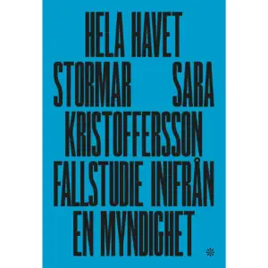 Vintern 2021 blåser det upp till storm på Konstfack i Stockholm. Plötsligt blir en gammal industrihall som i åratal tjänat som utställningssal på den prestigefulla högskolan en nationell debattfråga. Det verkar kanske internt och småttigt, för på ett plan handlar allt om ett namn. Om ett ord och en färg. Men under ytan synliggör bråket om Vita havet viktiga frågor om identitetspolitik, värdegrunder och vad som händer när våra myndigheter och deras anställda allt oftare behöver förhålla sig till aktivism. När studentkollektivet Brown Island väcker frågan om att döpa om utställningssalen Vita havet eftersom namnet uppfattas som kränkande går en av skolans professorer ut i en debattartikel och ifrågasätter det rimliga i att se namnet som ett uttryck för rasistiska strukturer. Hennes artikel leder till en namninsamling bland skolans lärare och snart är det uppenbart för Sara Kristoffersson att hon står helt ensam mitt i turbulensen utan att riktigt förstå varför. En mot fyrtiofyra. Vad hände med sakargument, förnuft och kunskap? Är det rimligt att vi låter känslor, upplevelser och inte sällan politiska uppfattningar styra inte bara namn på undervisningsrum, utan i förlängningen alltmer av hur våra myndigheter och institutioner arbetar? Hela havet stormar är Sara Kristofferssons egen berättelse om Vita havet-debatten. Det är en naken fallstudie inifrån en myndighet, som ställer frågor av principiell vikt för oss alla. Sara Kristoffersson är konstvetare, författare och kritiker. Sedan 2015 är hon professor i designhistoria på Konstfack. Hon skriver återkommande kritik för Dagens Nyheter.    Format Danskt band   Omfång 152 sidor   Språk Svenska   Förlag Volante   Utgivningsdatum 2022-05-18   Medverkande Martin Frostner   ISBN 9789179652197  