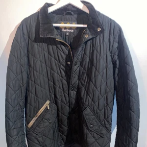Svart quiltad jacka från Barbour - Säljer en snygg quiltad jacka från Barbour i storlek M.  Perfekt nu till vintern. Jackan är i bra skick. Priset är inte hugget i sten. Kom gärna med fler frågor och funderingar! 