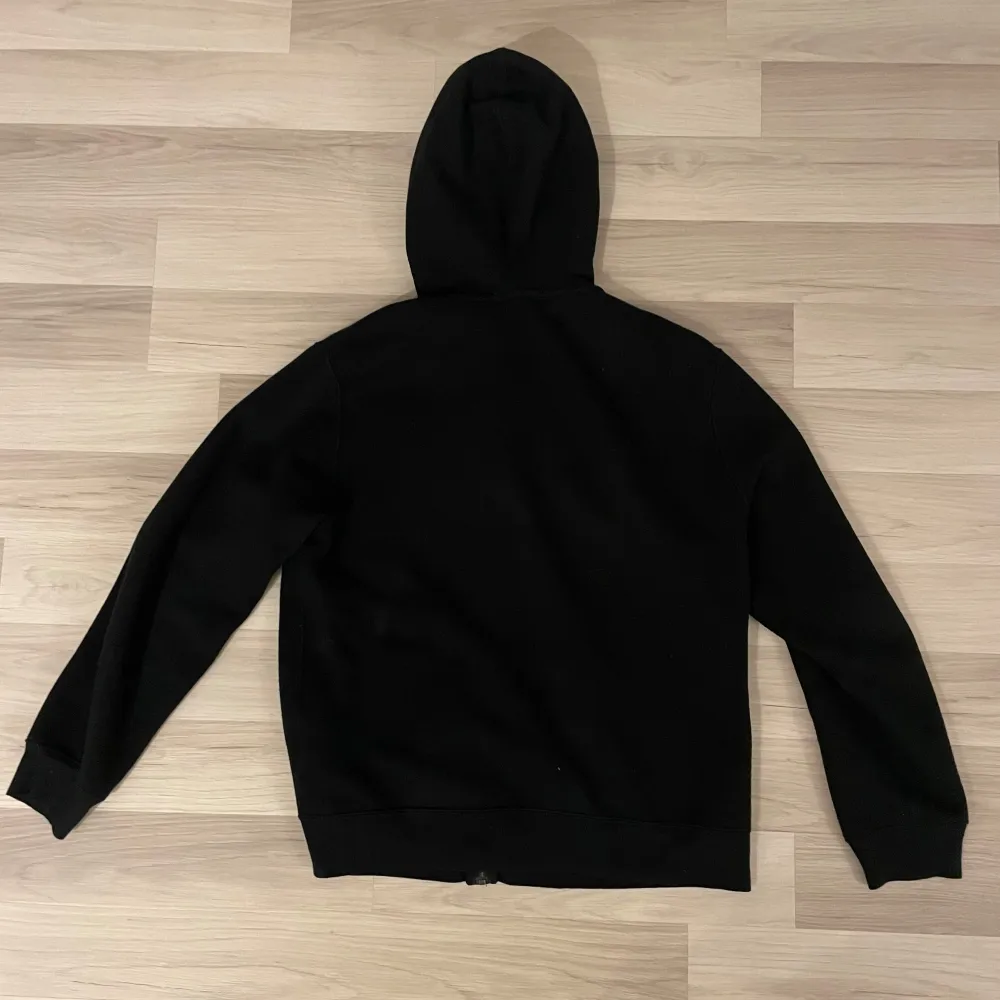 Säljer denna snygga svarta Ralph Lauren zip hoodien. Hoodien är i mycket bra skick och har inga defekter. Storleken är XL/18-20 på kidsbrandstore men passar som S. Nypris 1200kr. Hoodies.