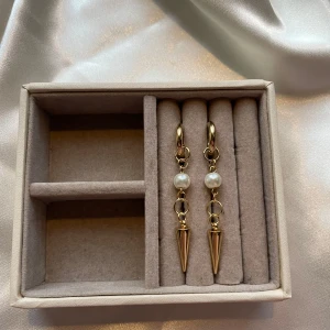 Sonya earrings  - 45kr per par, gjorda i rostfritt stål vilket innebär att metallen inte färgar av sig eller tappar färg💐