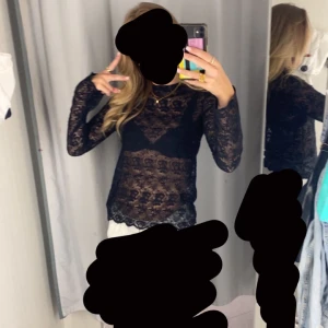 supersnygg spets blus!! 🩷🙌🏽 - en supersnygg svart spets blus !! 🙌🏽 endast använd några få gånger, så nästan helt i nyskick 🩷 