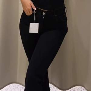 Säljer dessa superfina mid waist jeans från BikBok, endast använda en gång, de har även slits i benet vilket inte syns på bilden med dom på, swipea för att se bättre 💕 