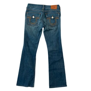 True religion jeans  - True religion low waist bootcut jeans. Storlek 25. Innerbenslängd: ca 70 cm. Jeansen är för korta för modellen (167)