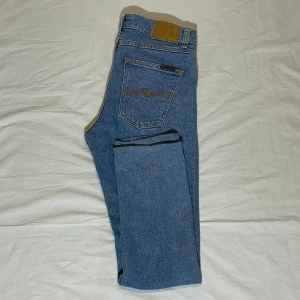 Nudie Jeans - Säljer ett par snygga blå jeans från Nudie Jeans i modellen Lean Dean. Perfekta för både vardag och fest! 🕺Storleken är W29,L32. 