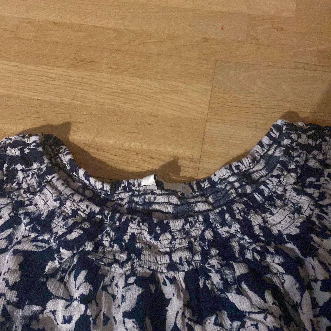 Blommig blus i blått och vitt - 90