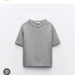 Grå stickad tröja från Zara - Säljer en stilren grå stickad tröja från Zara. Den har korta ärmar och en rund halsringning, perfekt för lager på lager under hösten. Tröjan är i bra skick och passar både till vardags och lite finare tillfällen. Supermjuk och bekväm! Säljer då den inte kommer till användning, jättefint skick då den varit sparsamt använd. Skriv för fler bilder eller frågor!💗