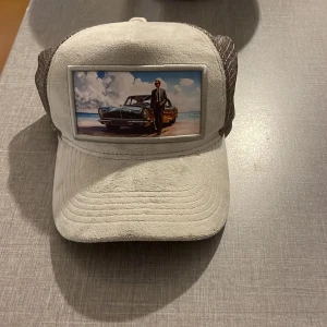Grå velvet keps  - Cool limited edition keps som är använd ett fåtal gånger Sick 8/10. Pris kan diskuteras✨💫