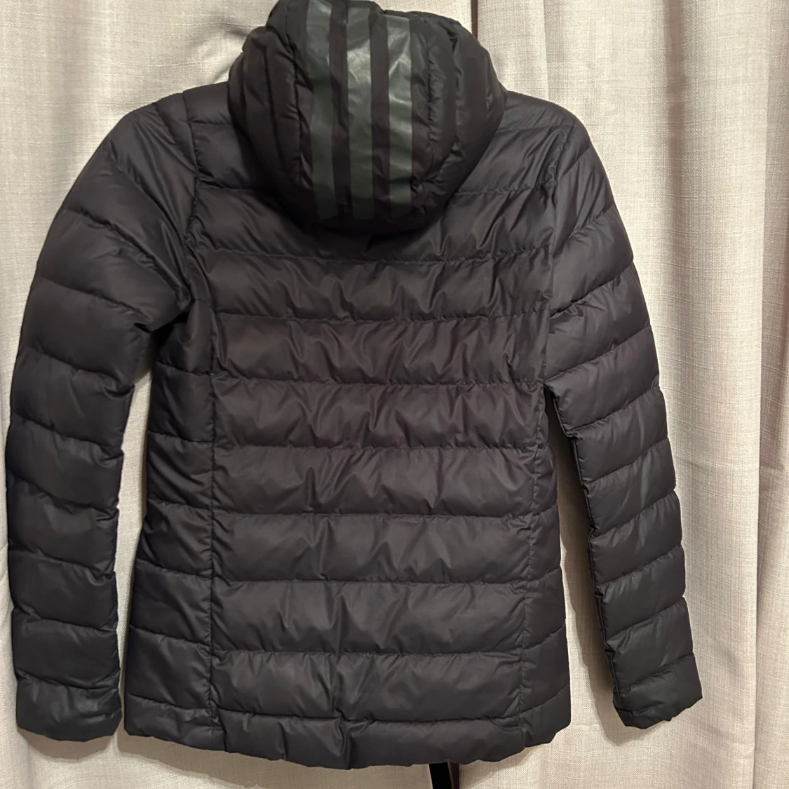 Svart dunjacka från Adidas - 90