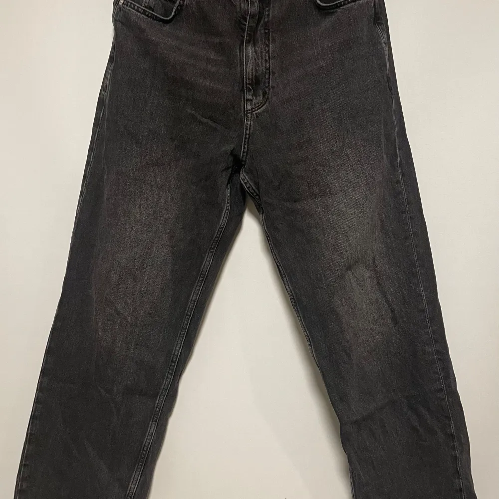 -Pull and bear baggy / loose jeans. -Använda en gång. -Storlek på plagget: 31 Mått(utmätt på en plan yta):   -midja: 40 cm  -tot. Längd: 104 cm  -innerben: 72 cm  -öppning nedtill: 20,5 cm Skriv vid funderingar ❤️. Jeans & Byxor.